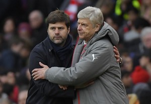 © Reuters. Tottenham manager Mauricio Pochettino shakes hands with Arsenal manager Arsene Wenger after the match