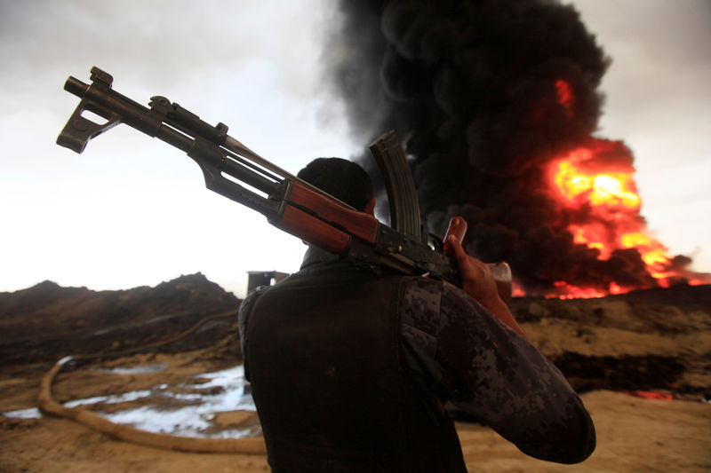 © Reuters. هجوم الموصل يتباطأ مع اختفاء المتشددين ثم ظهورهم لتوجيه ضربات