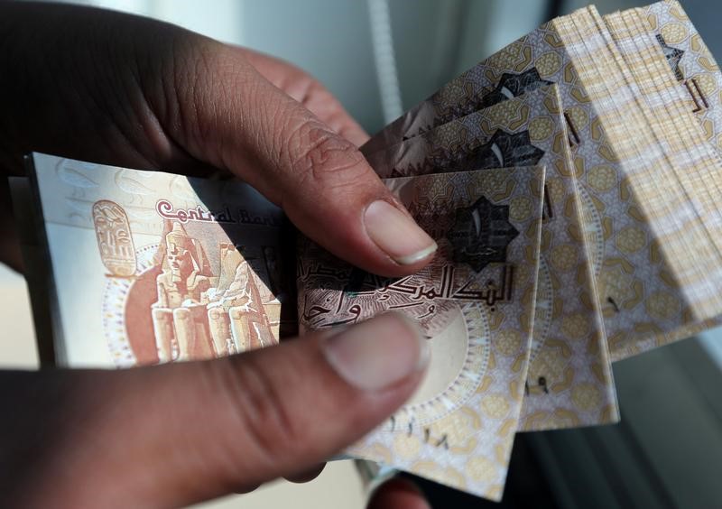 © Reuters. البورصة المصرية تقفز للجلسة الثانية بعد تعويم الجنيه والأسهم السعودية ترتفع