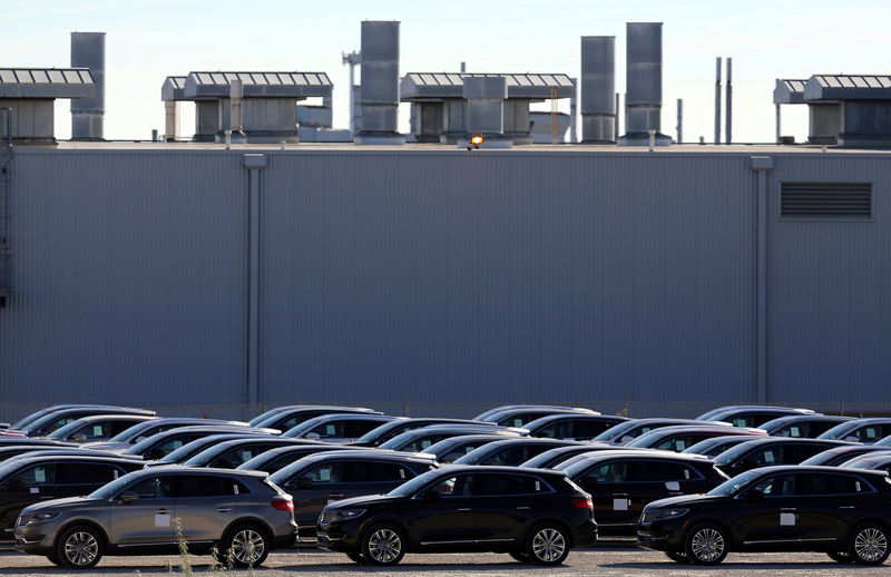 © Reuters. Ford and Lincoln vehicles are parked outside the Oakville Assembly Plant, as workers with UNIFOR attended a ratification vote nearby, in Oakville