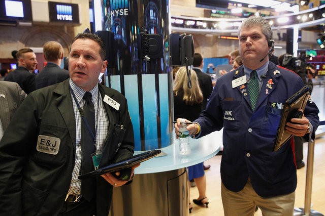 © Reuters. Traders work on the floor of the NYSE