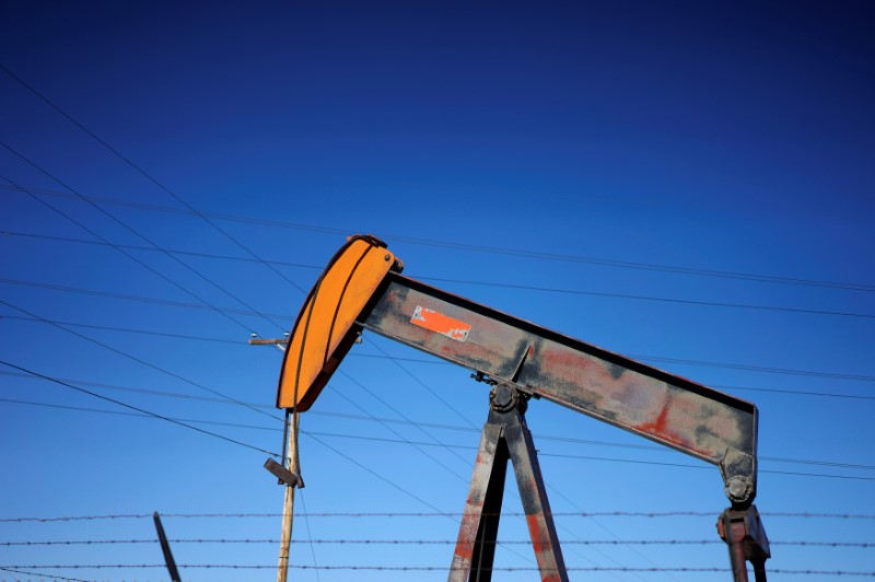 © Reuters. An oil well pump jack is seen at an oil field supply yard near Denver