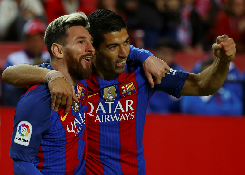 © Reuters. Foto del domingo del delantero del Barcelona Luis Suárez celebrando con Lionel Messi tras marcar el gol del triunfo sobre Sevilla