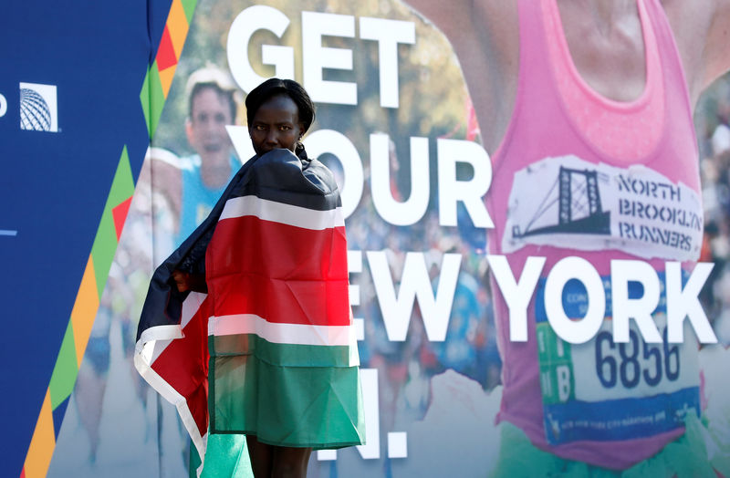 © Reuters. Foto del domingo de la keniata Mary Keitany celebrandio tras ganar el Maratón de Nueva York