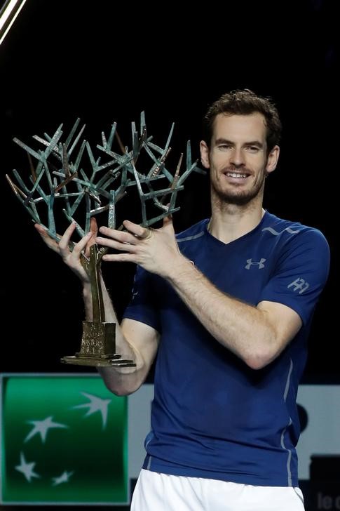 © Reuters. Foto del domingo de Andy Murray posando con el trofeo tras ganar el Masters de París