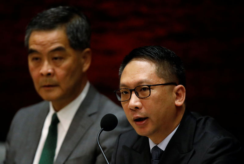 © Reuters. Hong Kong Chief Executive Leung Chun-ying (L) and Secretary for Justice Rimsky Yuen Kwok-keung speak during a news conference in Hong Kong
