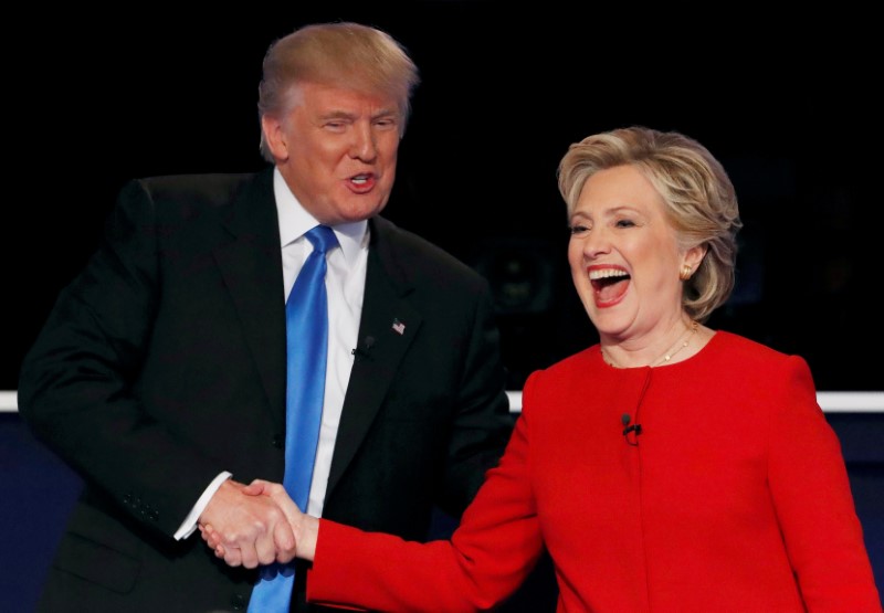 © Reuters. Republican U.S. presidential nominee Donald Trump shakes hands with Democratic U.S. presidential nominee Hillary Clinton at the conclusion of their first presidential debate at Hofstra University in Hempstead