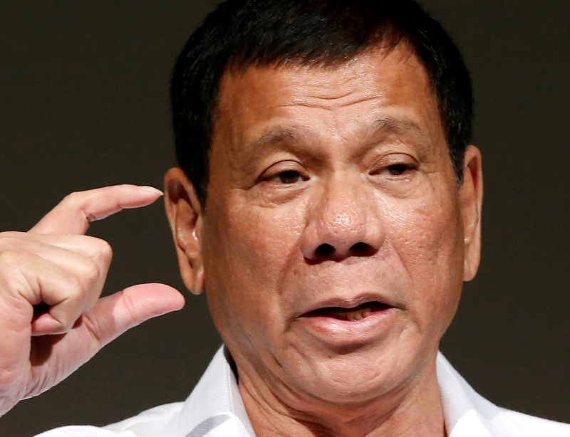 © Reuters. Philippine President Rodrigo Duterte delivers a speech at Philippines Economic Forum in Tokyo, Japan