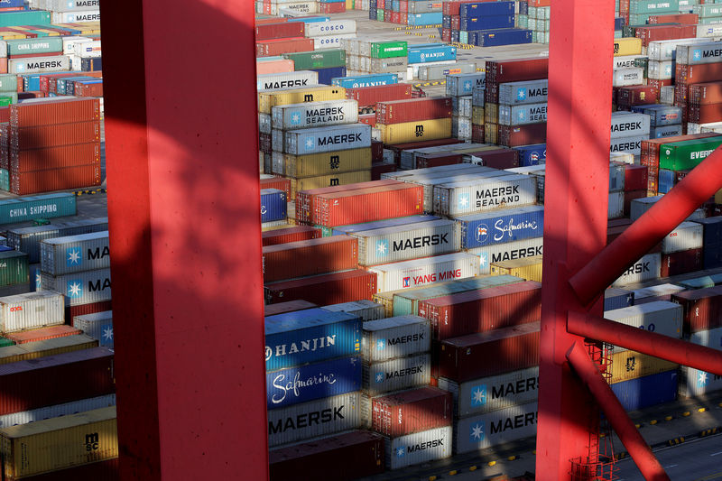 © Reuters. Containers are seen at the Yangshan Deep Water Port, part of the Shanghai Free Trade Zone, in Shanghai