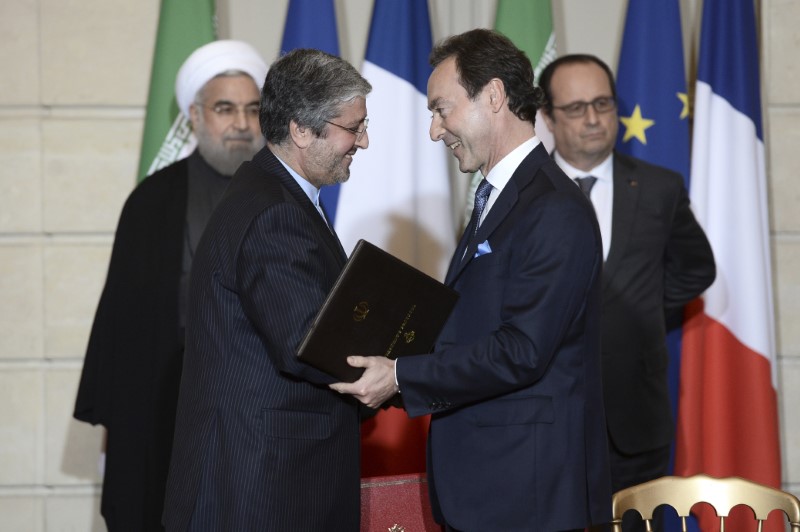 © Reuters. Airbus chief executive Fabrice Bregier, Iran Air chief Executive Parvaresh, Iranian President Rouhani and French President Hollande attend a bilateral political, cultural and economic agreements signing ceremony at the Elysee Palace in Paris