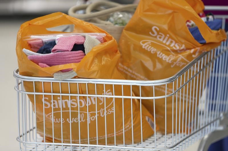 © Reuters. Bags sit in a shopping trolley at a Sainsbury's store in London