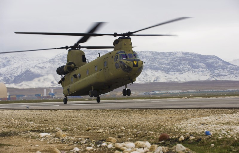 © Reuters. U.S. Army handout file photo shows a CH-47F Chinook helicopter landing at Camp Marmal in Mazar-e Sharif province