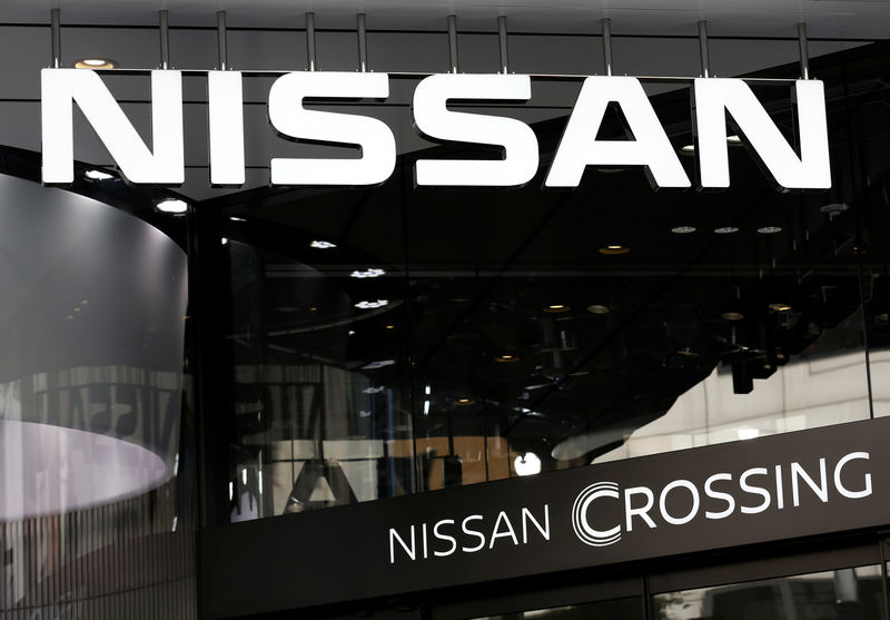 © Reuters. Nissan's logo is seen at its show room in Tokyo