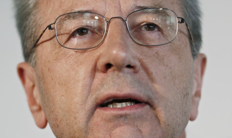 © Reuters. Poetsch, chairman of the Volkswagen AG supervisory board, addresses a news conference at the headquarters in Wolfsburg