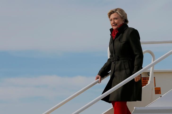 © Reuters. Candidata democrata à Presidência dos Estados Unidos, Hillary Clinton, chega a Cleveland
