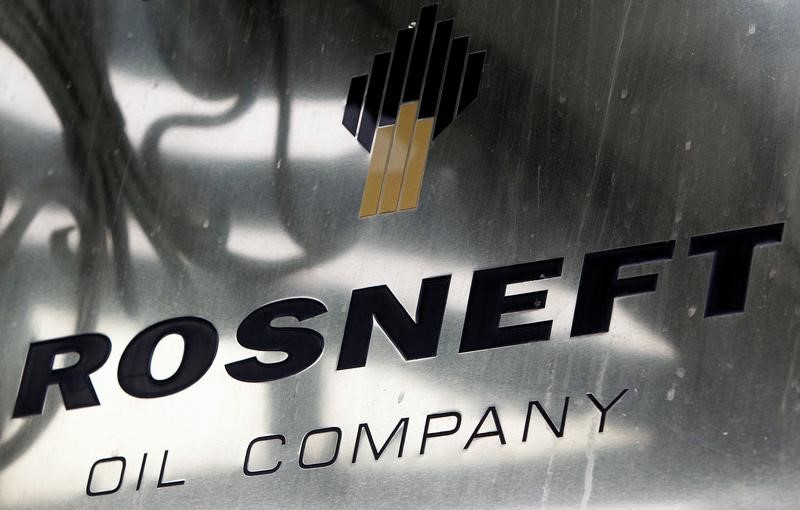 © Reuters. Табличка с логотипом Роснефти у входа в московский офис компании