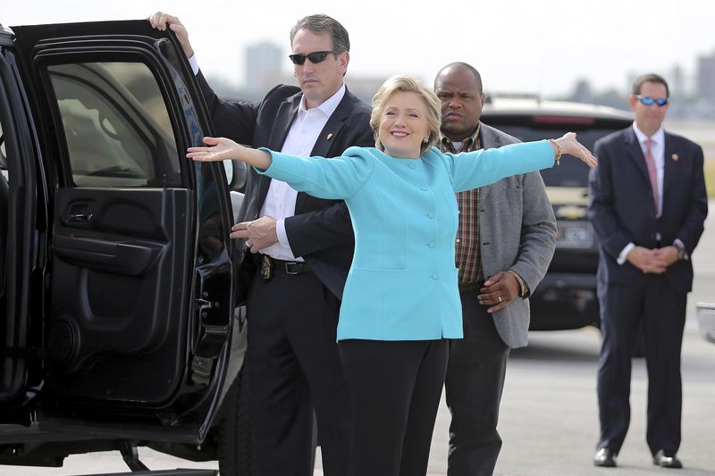 © Reuters. U.S. Democratic presidential candidate Clinton reacts before boarding her campaign plane at Miami international airport in Miami