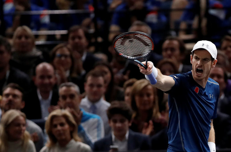 © Reuters. Tennis - Paris Masters tennis tournament men's singles final - Andy Murray of Britain v John Isner of the U.S.