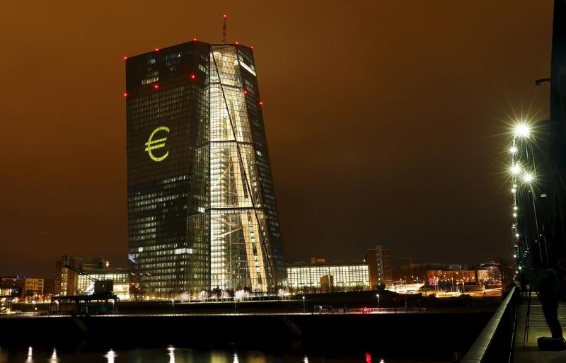 © Reuters. The head quarter of the European Central Bank (ECB) is illuminated with a giant euro sign at the start of the "Luminale, light and building" event in Frankfurt