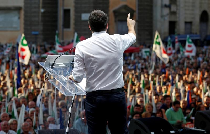 © Reuters. File photo of Italian PM Renzi greeting supporters during a rally in downtown Rome