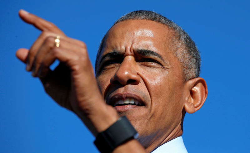 © Reuters. Obama campaigns for Hillary Clinton in Michigan