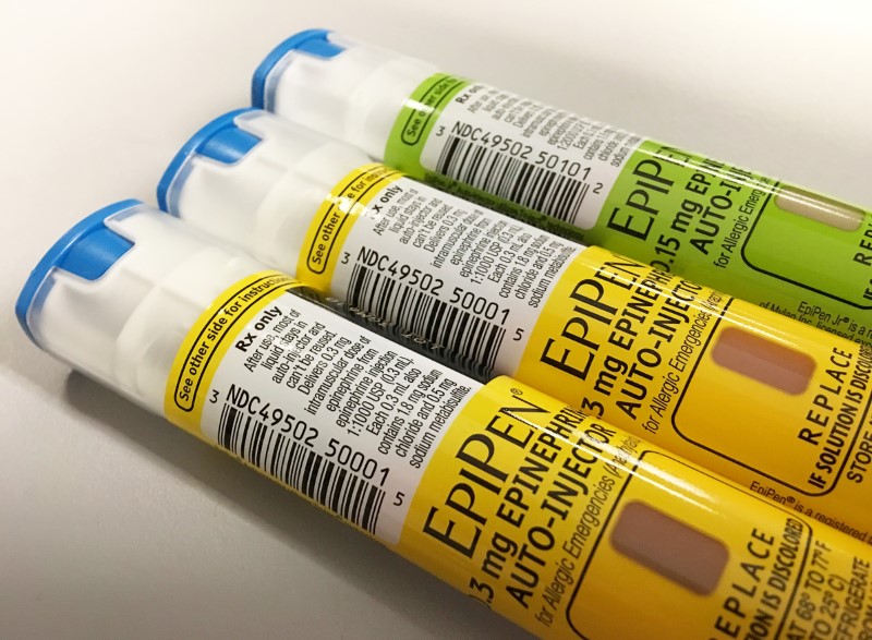 © Reuters. A file photo showing the EpiPen auto-injection epinephrine pens manufactured by Mylan NV pharmaceutical company are seen in Washington