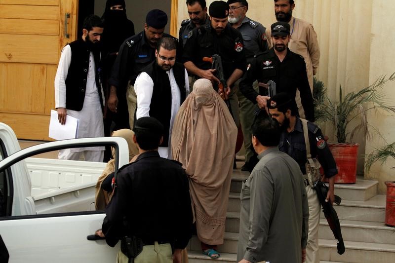 © Reuters. باكستان تؤجل ترحيل "الفتاة الأفغانية" بضعة أيام