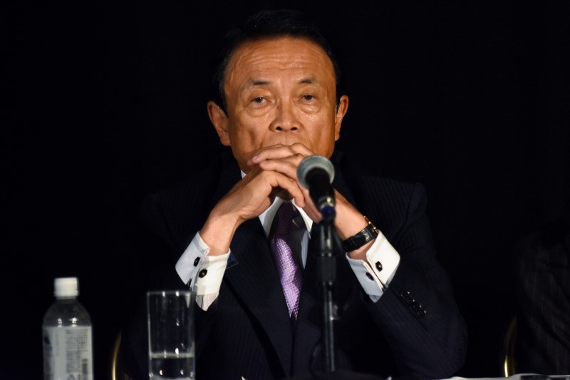 © Reuters. Japanese Finance Minister Taro Aso takes questions from reporters at the Willard Intercontinental hotel during the annual meetings of the IMF and World Bank Group in Washington