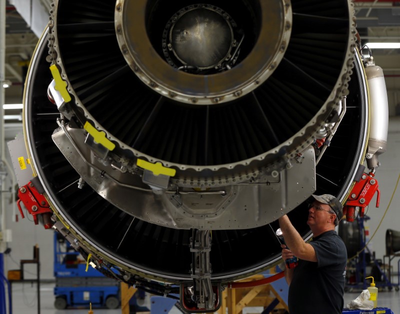 © Reuters. General Electric employee Ron Carlson inspects a CF6-80C engine at the GE Aviation Peebles Test Operations Facility in Peebles, Ohio