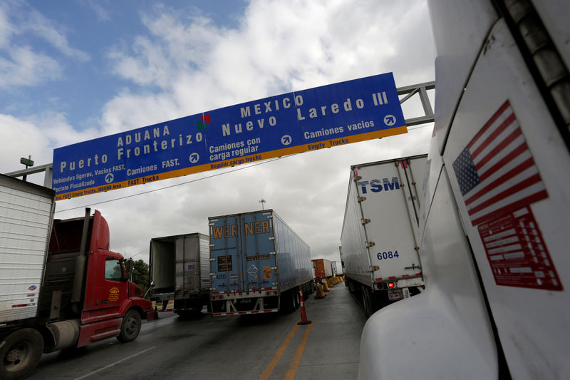 © Reuters. Trucks wait in the queue for border customs control to cross into U.S. at the World Trade Bridge in Nuevo Laredo