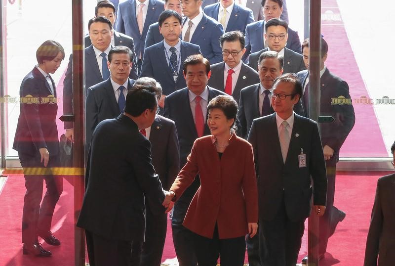 © Reuters. رئيسة كوريا الجنوبية تبدي استعدادها للتخلي عن سلطات في ظل فضيحة سياسية