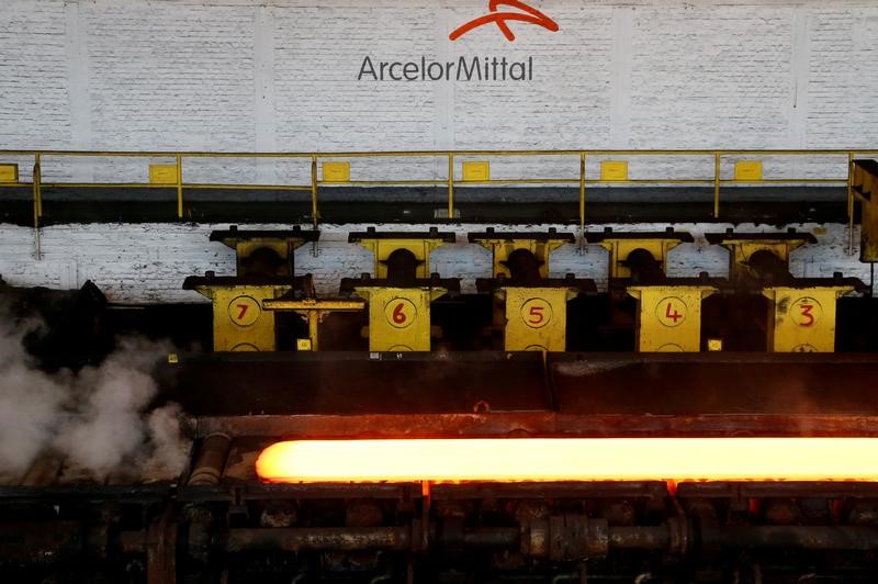 © Reuters. ArcelorMittal se desploma en bolsa tras cuentas del tercer trimestre