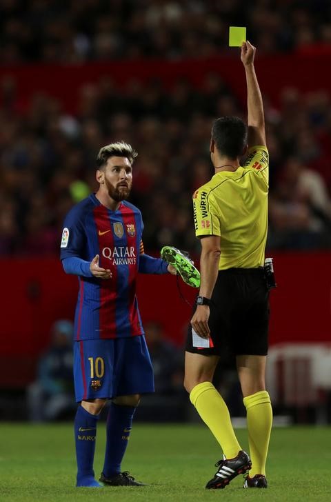 © Reuters. El Barça recurrirá la tarjeta amarilla a Messi por pérdida de tiempo