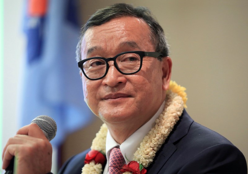 © Reuters. Cambodian opposition leader Sam Rainsy delivers a speech to members of the CNRP at a hotel in metro Manila, Philippines