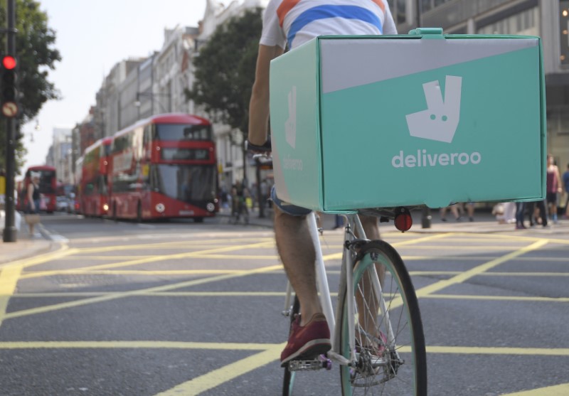 © Reuters. A cyclist delivers food for Deliveroo in London, Britain