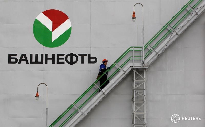 © Reuters. Рабочий на НПЗ Башнефть-Новойл в Уфе