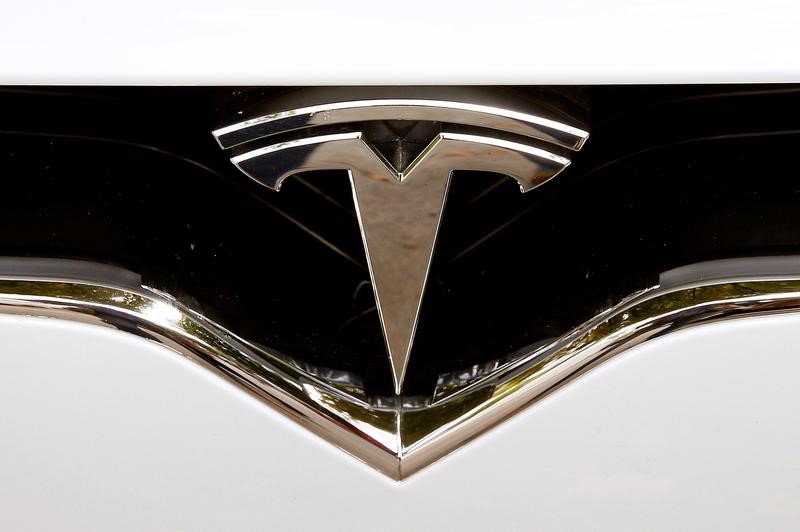 © Reuters. Company's logo is seen at a Model X car of U.S. manufacturer Tesla in Zurich