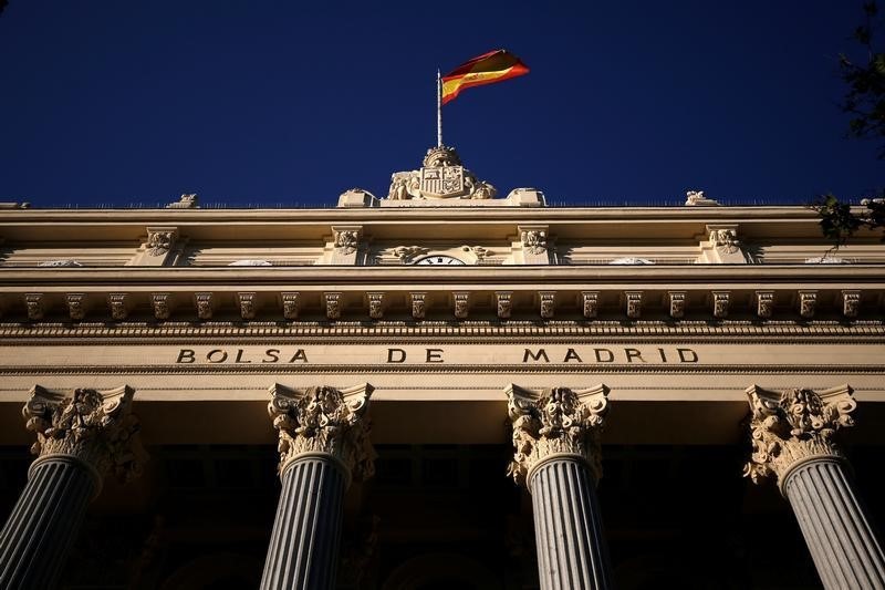 © Reuters. A Spanish flag flutters above the Madrid Stock Exchange