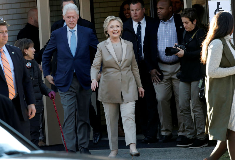 © Reuters. Candidata democrata à Presidência dos EUA, Hillary Clinton, ao lado do marido e ex-presidente dos EUA, Bill Clinton, após registrar seu voto em Chappaqua, no Estado de NY