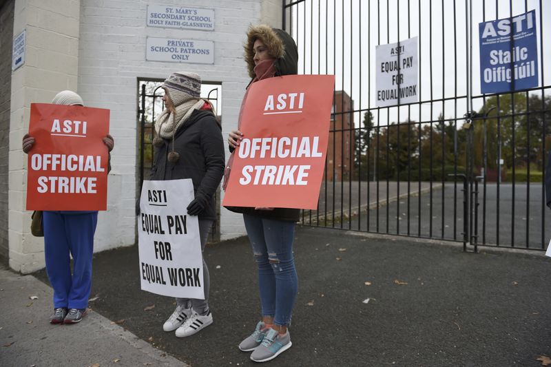 © Reuters. Members of the Association of Secondary Teachers of Ireland (ASTI) take part in a strike at Beneavin De La Salle College over a pay dispute in Dublin