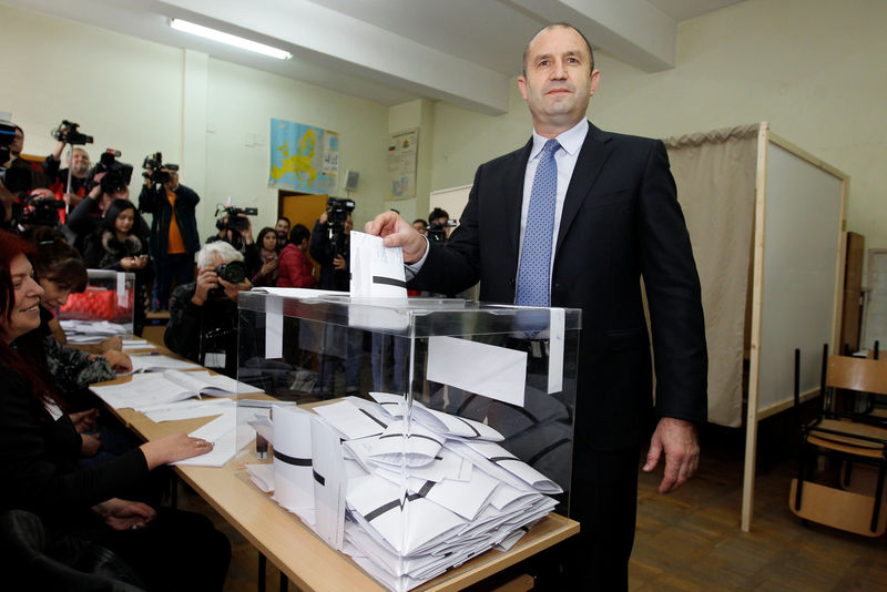 © Reuters. Presidential candidate of the Bulgarian Socialist Party Radev casts his vote at a polling station in Sofia