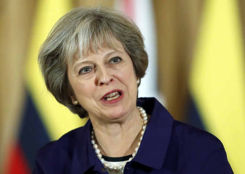 © Reuters. Colombia's President Juan Manuel Santos and Britain's Prime Minister Theresa May speak to journalists after their bilateral meeting at 10 Downing Street in London