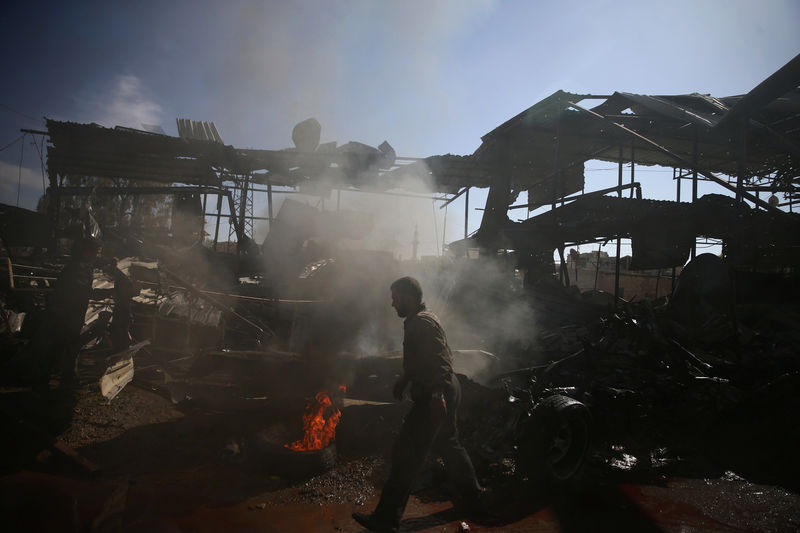 © Reuters. A man walks in a damaged site after a strike on the rebel held besieged city of Douma, in the eastern Damascus suburb of Ghouta