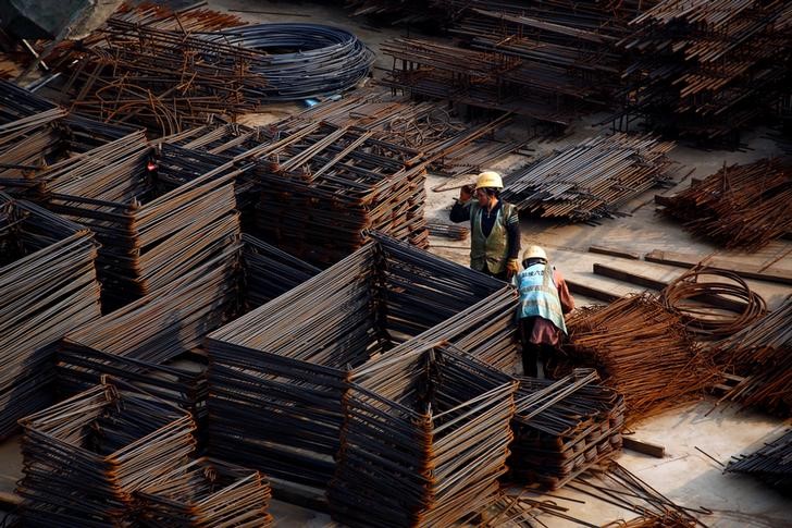 © Reuters. Workers sort steel elements at the construction site of the terminal for the Beijing New Airport in Beijing