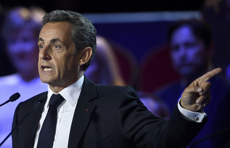 © Reuters. Tomad más patatas fritas, le dice Sarkozy a los que no comen cerdo
