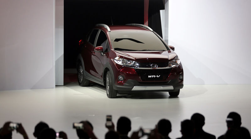 © Reuters. Honda Motor Co Ltd  presents their new SUV model "WRV" during the Sao Paulo International Motor Show in Sao Paulo