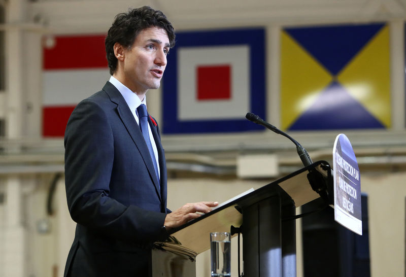 © Reuters. Canada's Prime Minister Justin Trudeau announces a $1.5 billion national Oceans Protection Plan while speaking at HMCS Discovery in Vancouver