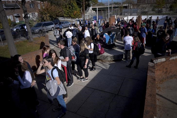 © Reuters. Eleitores fazem fila para votar na Filadélfia