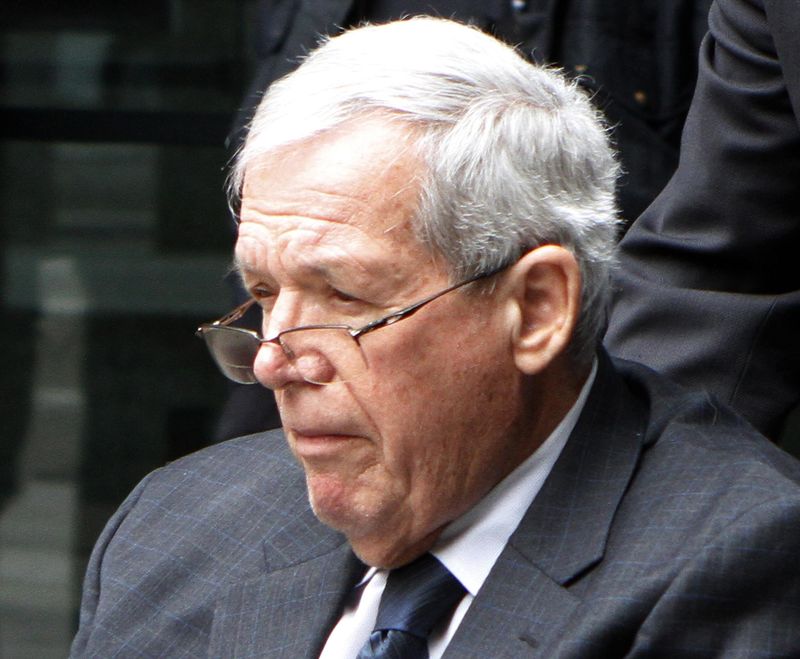 © Reuters. File photo of former U.S. Speaker of the House Dennis Hastert leaving the Dirksen Federal courthouse after his sentencing hearing in Chicago, Illinois