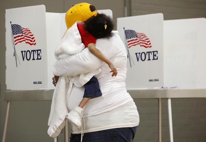 © Reuters. اختلاف بين الديمقراطيين وحقوقيين حول مستوى شكاوى الناخبين بأمريكا